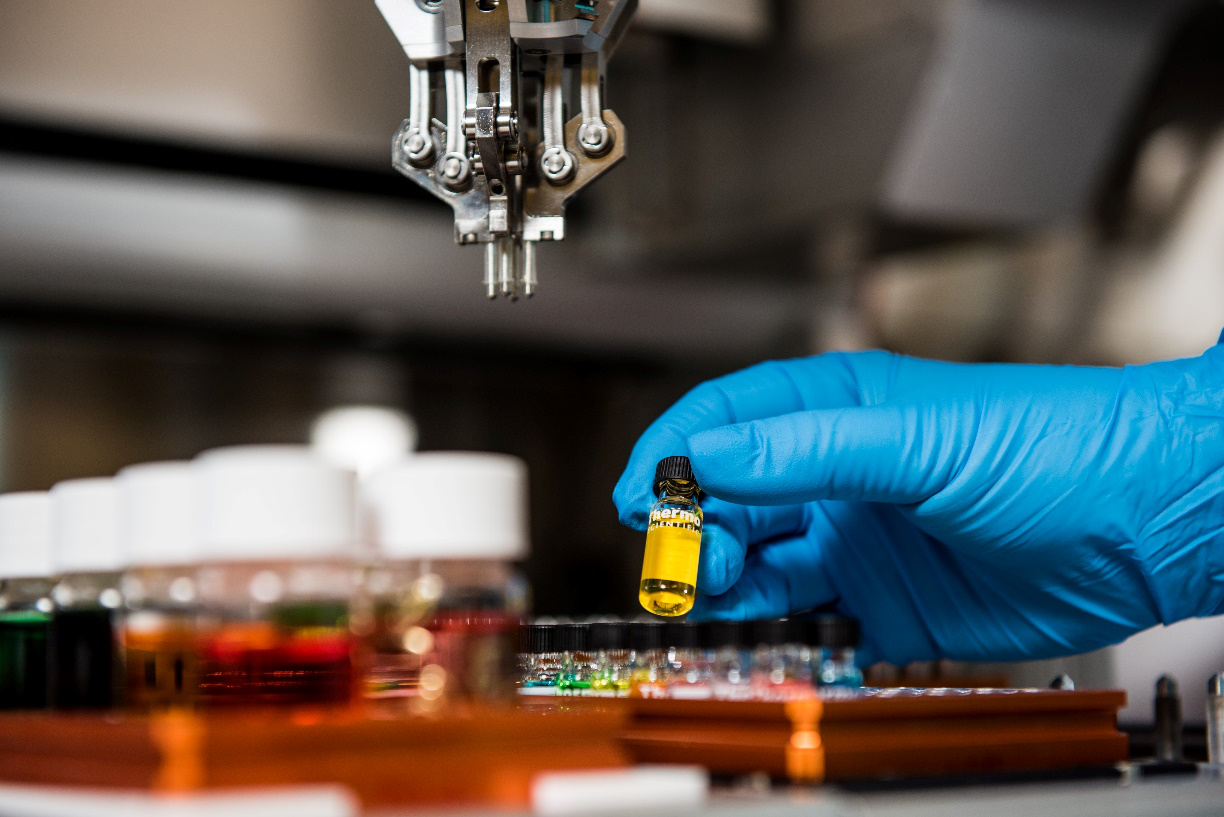 lab worker using gloves while working